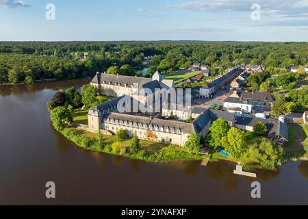 Frankreich, Ille et Vilaine, Pays de Brocéliande, Paimpont, Abtei Notre-Dame de Paimpont aus dem 13. Jahrhundert am Ufer des Etang de Paimpont (aus der Vogelperspektive) Stockfoto