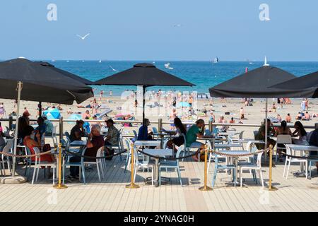 Frankreich, Ille et Vilaine, Dinard, Café-Terrasse am Strand l'Ecluse im Sommer Stockfoto