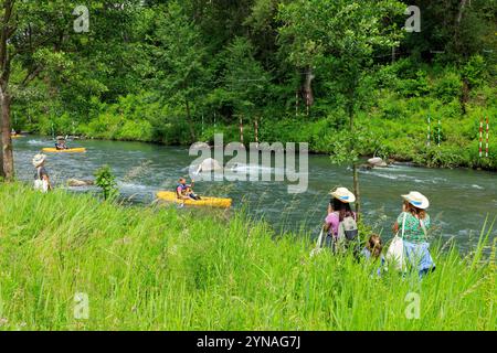 Frankreich, Hautes Alpes (05), Tallard, Parc de Durance, 5eme Edition du Dimanche en Durance, riviere la Durance, Kanu-Kajak Stockfoto