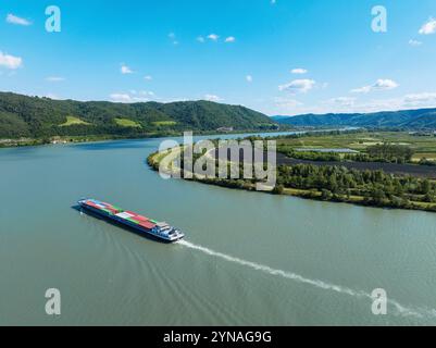 Frankreich, Ardeche (07), Ozon, peniche porte conteneurs sur le fleuve Rhone (gue aerienne) Stockfoto