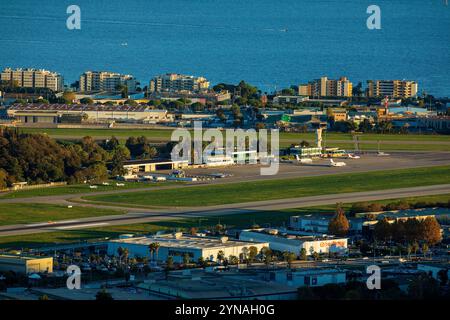 Frankreich, Alpes Maritimes (06), Mandelieu La Napoule, vue depuis le massif du Tanneron Aeroport de Cannes Mandelieu Stockfoto