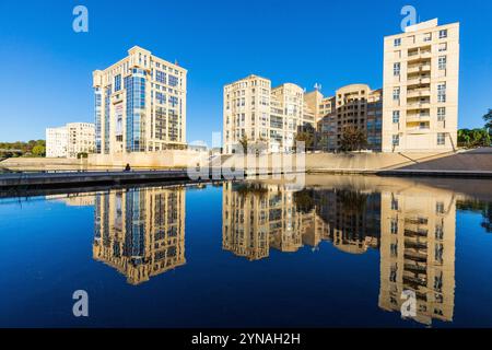 Frankreich, Herault (34), Montpellier, Quartier Antigone concu par l'architecte catalan Ricardo Bofill, l'Hotel de Region, fleuve Le Lez Stockfoto