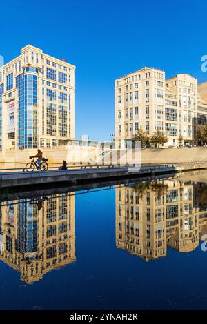 Frankreich, Herault (34), Montpellier, Quartier Antigone concu par l'architecte catalan Ricardo Bofill, l'Hotel de Region, fleuve Le Lez Stockfoto