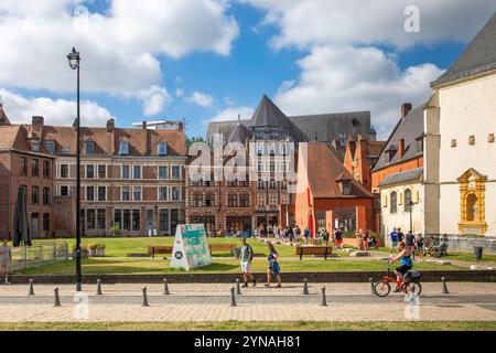 Frankreich, Nord, Lille, ilot Concesse in der Nachbarschaft von Lille, Notre Dame de la Treille Kathedrale im Hintergrund Stockfoto