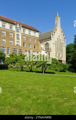 Frankreich, Meurthe et Moselle, Villers les Nancy, Fassaden im Art déco-Stil des Wohnhauses und der alten Kirche der Domaine de l'Asnee, ehemaliger Grand Seminaire von Nancy, erbaut 1936 vom Architekten Jules Criqui und Bauunternehmer Bichaton, Eigentum der Association Domaine de l'Asnee Teil der Diözese Nancy Stockfoto