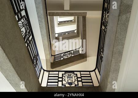 Frankreich, Meurthe et Moselle, Villers les Nancy, Treppenaufgang und Eisenwerk aus Schmiedeeisen des Treppengeländes im Art déco-Stil des Wohnhauses der Domaine de l'Asnee, ehemaliger Grand Seminaire von Nancy, erbaut 1936 vom Architekten Jules Criqui und Bauunternehmer Bichaton, Eigentum der Association Domaine de l'Asnee, Teil der Diözese Nancy Stockfoto