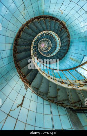 Frankreich, Charente-Maritime, Côte Sauvage, Pointe de la Coubre, La Tremblade, der Leuchtturm von Coubre hat eine spiralförmige Metalltreppe, die nach den Plänen von Gustave Eiffel hergestellt wurde und deren Wände mit 7.500 blauen Opalfliesen bedeckt sind, mit 300 Stufen. Der höchste Leuchtturm an der Küste von Charente Stockfoto