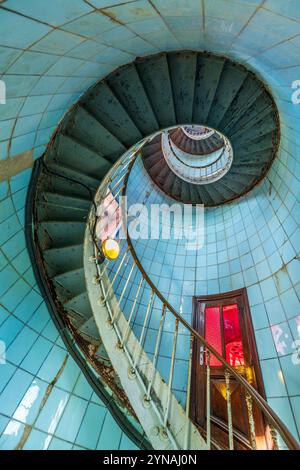 Frankreich, Charente-Maritime, Côte Sauvage, Pointe de la Coubre, La Tremblade, der Leuchtturm von Coubre hat eine spiralförmige Metalltreppe, die nach den Plänen von Gustave Eiffel hergestellt wurde und deren Wände mit 7.500 blauen Opalfliesen bedeckt sind, mit 300 Stufen. Der höchste Leuchtturm an der Küste von Charente Stockfoto