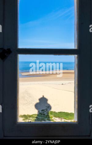 Frankreich, Charente-Maritime, die Côte Sauvage, Pointe de la Coubre, La Tremblade, der Leuchtturm von La Coubre, von einem Fenster aus gesehen, der Leuchtturm Treppe am Strand und die Dünen der Côte Sauvage Stockfoto