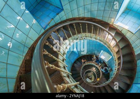 Frankreich, Charente-Maritime, Côte Sauvage, Pointe de la Coubre, La Tremblade, der Leuchtturm von Coubre hat eine spiralförmige Metalltreppe, die nach den Plänen von Gustave Eiffel hergestellt wurde und deren Wände mit 7.500 blauen Opalfliesen bedeckt sind, mit 300 Stufen. Der höchste Leuchtturm an der Küste von Charente Stockfoto