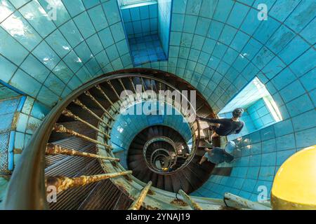 Frankreich, Charente-Maritime, Côte Sauvage, Pointe de la Coubre, La Tremblade, der Leuchtturm von Coubre hat eine spiralförmige Metalltreppe, die nach den Plänen von Gustave Eiffel hergestellt wurde und deren Wände mit 7.500 blauen Opalfliesen bedeckt sind, mit 300 Stufen. Der höchste Leuchtturm an der Küste von Charente Stockfoto