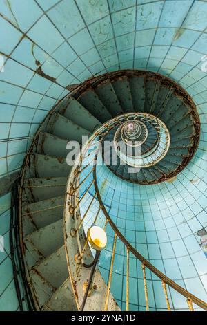 Frankreich, Charente-Maritime, Côte Sauvage, Pointe de la Coubre, La Tremblade, der Leuchtturm von Coubre hat eine spiralförmige Metalltreppe, die nach den Plänen von Gustave Eiffel hergestellt wurde und deren Wände mit 7.500 blauen Opalfliesen bedeckt sind, mit 300 Stufen. Der höchste Leuchtturm an der Küste von Charente Stockfoto