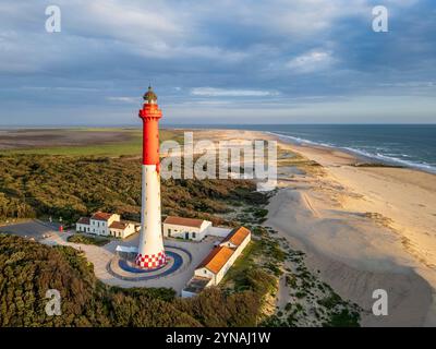 Frankreich, Charente-Maritime, Côte Sauvage, Pointe de la Coubre, La Tremblade, die langen Dünenstrände der Côte Sauvage und der Leuchtturm der Co Stockfoto