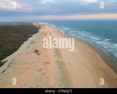 Frankreich, Charente-Maritime, Côte Sauvage, Pointe de la Coubre, La Tremblade, die langen Dünenstrände am Strand von Vieux Phare und der Leuchtturm von Coubre unten (aus der Vogelperspektive) Stockfoto