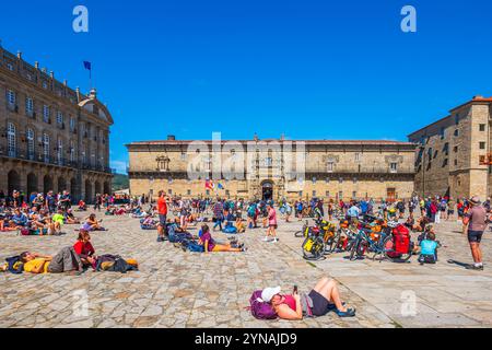 Spanien, Galicien, Santiago de Compostela, die Altstadt (UNESCO-Weltkulturerbe), Praza do Obradoiro, Hostel der Katholischen Könige (Hostal dos Reis Catolicos), Luxushotel des Parador-Netzwerks im Hintergrund Stockfoto