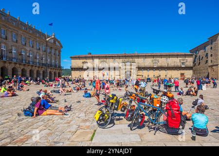 Spanien, Galicien, Santiago de Compostela, die Altstadt (UNESCO-Weltkulturerbe), Praza do Obradoiro, Hostel der Katholischen Könige (Hostal dos Reis Catolicos), Luxushotel des Parador-Netzwerks im Hintergrund Stockfoto