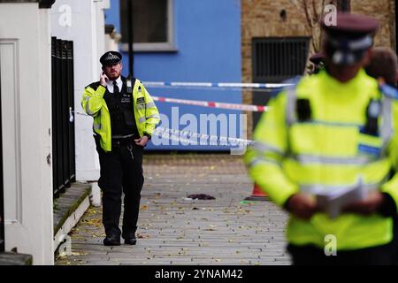 Polizisten am Tatort von Southern Grove in Ladbroke Grove, West London, nachdem ein achtjähriges Mädchen schwer verletzt wurde, als sie bei einem „schrecklichen Vorfall“ erschossen wurde. Das Kind, das sich jetzt in einem stabilen Zustand befindet, und ein ebenfalls verletzter 34-jähriger Mann wurden nach einem Schuss am Sonntag kurz nach 17:30 Uhr ins Krankenhaus gebracht. Bilddatum: Montag, 25. November 2024. Stockfoto