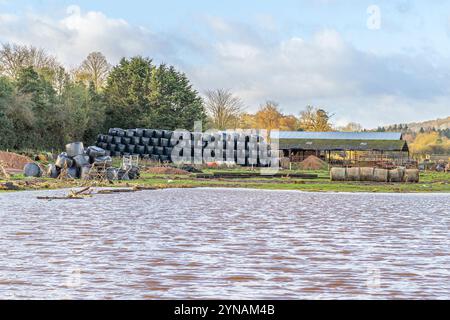 Kidderminster, Großbritannien. November 2024. Wetter in Großbritannien: Ein Tag voller strahlender Sonne. Die Bauern sehen sich mit Hochwasserproblemen konfrontiert, da Sturm Bert in den Midlands nach einem turbulenten, stürmischen Wochenende nachlässt. Quelle: Lee Hudson/Alamy Live News Stockfoto