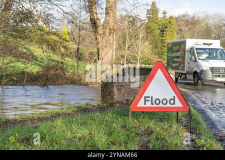 Kidderminster, Großbritannien. November 2024. Wetter in Großbritannien: Ein Tag voller strahlender Sonne. Nach einem turbulenten, stürmischen Wochenende in den Midlands wird der normale Verkehr für viele wieder aufgenommen. Quelle: Lee Hudson/Alamy Live News Stockfoto