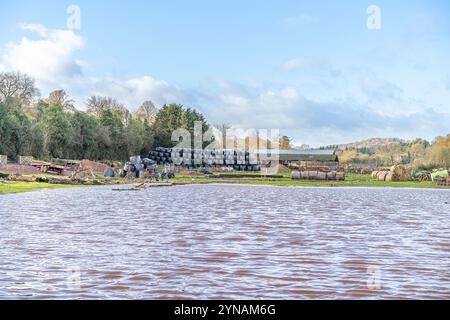 Kidderminster, Großbritannien. November 2024. Wetter in Großbritannien: Ein Tag voller strahlender Sonne. Die Bauern sehen sich mit Hochwasserproblemen konfrontiert, da Sturm Bert in den Midlands nach einem turbulenten, stürmischen Wochenende nachlässt. Quelle: Lee Hudson/Alamy Live News Stockfoto