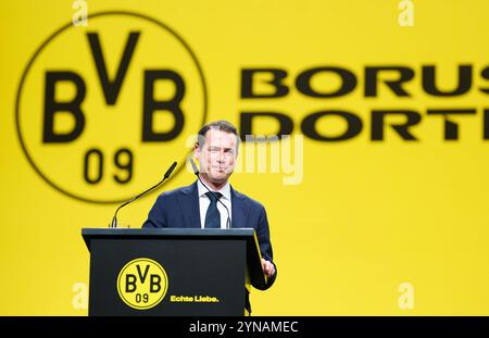 Dortmund, Deutschland. November 2024. Borussia Dortmund GmbH & Co. KGaA - Jahreshauptversammlung, Kongresszentrum Westfalenhallen. Lars Ricken, Geschäftsführer Sport der Borussia Dortmund, spricht mit den Aktionären. Quelle: Bernd Thissen/dpa/Alamy Live News Stockfoto