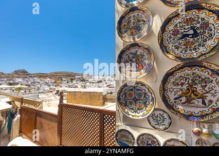 LINDOS, RHODOS - GRIECHENLAND - 6. JULI 2022: Blick auf die Straße des historischen Zentrums. Stockfoto