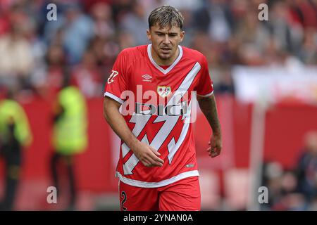 Sevilla, Spanien. November 2024. Andrei Ratiu von Rayo Vallecano spielte am 24. November 2024 im Ramon Sanchez Pizjuan Stadion in Sevilla. (Foto: Antonio Pozo/PRESSINPHOTO) Credit: PRESSINPHOTO SPORTS AGENCY/Alamy Live News Stockfoto