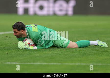 Sevilla, Spanien. November 2024. Augusto Batalla von Rayo Vallecano spielte am 24. November 2024 im Ramon Sanchez Pizjuan Stadion in Sevilla, Spanien, während des La Liga EA Sports Match zwischen Sevilla FC und Rayo Vallecano. (Foto: Antonio Pozo/PRESSINPHOTO) Credit: PRESSINPHOTO SPORTS AGENCY/Alamy Live News Stockfoto