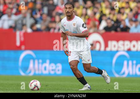 Sevilla, Spanien. November 2024. Loic Bade von Sevilla FC spielte während des La Liga EA Sports Matches zwischen Sevilla FC und Rayo Vallecano am 24. November 2024 im Ramon Sanchez Pizjuan Stadium in Sevilla, Spanien. (Foto: Antonio Pozo/PRESSINPHOTO) Credit: PRESSINPHOTO SPORTS AGENCY/Alamy Live News Stockfoto