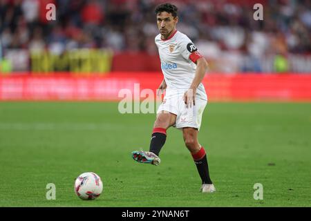 Sevilla, Spanien. November 2024. Jesus Navas vom Sevilla FC spielte am 24. November 2024 im Ramon Sanchez Pizjuan Stadion in Sevilla, Spanien, während des La Liga EA Sports Match zwischen Sevilla FC und Rayo Vallecano. (Foto: Antonio Pozo/PRESSINPHOTO) Credit: PRESSINPHOTO SPORTS AGENCY/Alamy Live News Stockfoto