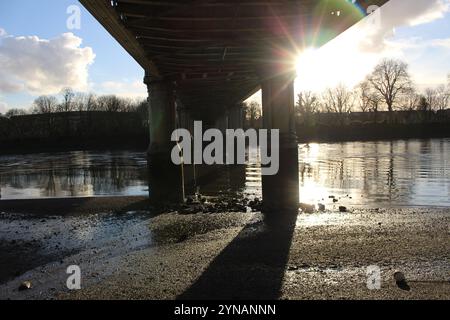 Unter der Kew Railway Bridge Stockfoto