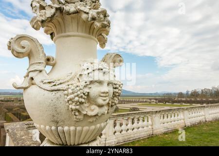 ENGELHARTSTETTEN, ÖSTERREICH - 9. APRIL 2023: Statue im Barockgarten auf Schloss Hof. Stockfoto