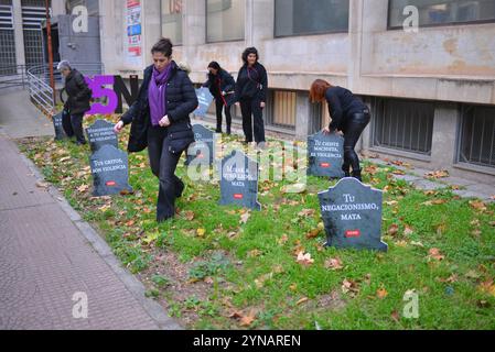 Logroño, La Rioja, Spanien, 25 Novenber 2024.installation vor dem Hauptquartier der USO union in Logroño, wo Gedenkgräber stehen Stockfoto