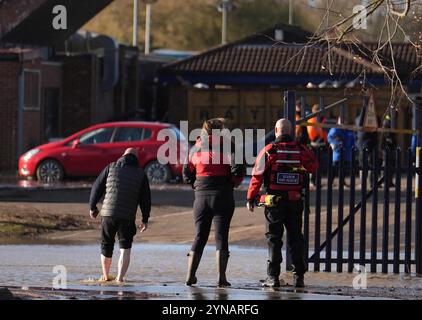 Rettungsdienst im Billing Aquadrome in Northamptonshire. Sturm Bert wird auch in Montag zu Störungen führen, nachdem sintflutartige Regengüsse am Wochenende „verheerende“ Überschwemmungen verursacht haben. Bilddatum: Montag, 25. November 2024. Stockfoto