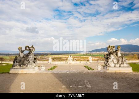 ENGELHARTSTETTEN, ÖSTERREICH - 9. APRIL 2023: Statuen im Barockgarten auf Schloss Hof. Stockfoto