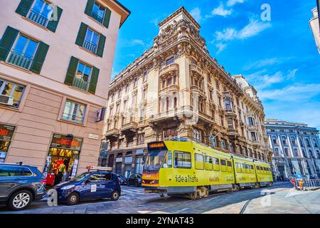 MAILAND, ITALIEN - 8. APRIL 2022: Die Straßenbahnfahrt entlang des Palazzo Meroni auf dem Corso di Porta Romana, am 8. April in Mailand, Italien Stockfoto