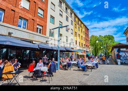 MAILAND, ITALIEN - 8. APRIL 2022: Corso di Porta Ticinese, gesäumt mit Sitzplätzen im Freien von lokalen Restaurants, am 8. April in Mailand, Italien Stockfoto