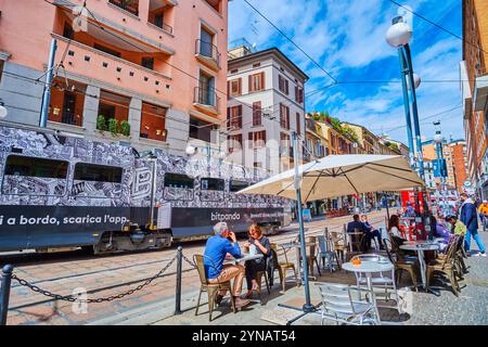 MAILAND, ITALIEN - 8. APRIL 2022: Corso di Porta Ticinese, gesäumt mit Sitzplätzen im Freien von lokalen Restaurants, am 8. April in Mailand, Italien Stockfoto