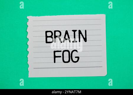 Hirnnebel-Nachricht auf zerrissenem Papierstück mit grünem Hintergrund. Konzeptionelles Hirnnebelsymbol. Kopierbereich. Stockfoto