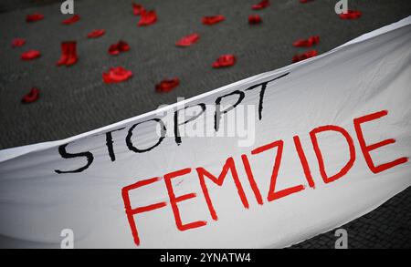 Berlin, Deutschland. November 2024. Heute ist der Internationale Tag zur Beseitigung der Gewalt gegen Frauen. Quelle: Sebastian Christoph Gollnow/dpa/Alamy Live News Stockfoto