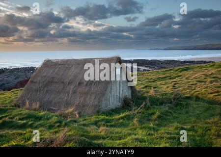 Algen-Trockenhütte, Freshwater West, Pembrokeshire, Wales Stockfoto