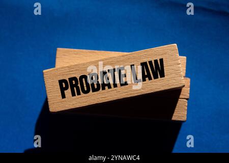 Nachricht zum Nachlassgesetz auf Holzblöcken mit blauem Hintergrund. Symbol für das konzeptionelle Nachlassgesetz. Kopierbereich. Stockfoto