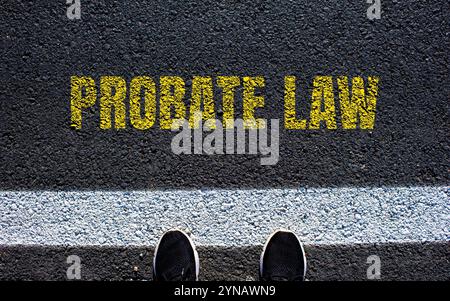 Die Botschaft des Nachlassgesetzes wurde auf der Asphaltstraße geschrieben. Symbol für das konzeptionelle Nachlassgesetz. Kopierbereich. Stockfoto