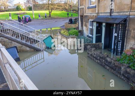 Chippenham, Wiltshire, Großbritannien, 25. November 2024. Im Bild sind überflutete Häuser in Foghamshire im Stadtzentrum von Chipenham zu sehen, große Teile der Stadt wurden überflutet, nachdem der Fluss Avon seine Ufer geplatzt hatte. Quelle: Lynchpics/Alamy Live News Stockfoto