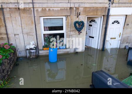 Chippenham, Wiltshire, Großbritannien, 25. November 2024. Im Bild sind überflutete Häuser in Foghamshire im Stadtzentrum von Chipenham zu sehen, große Teile der Stadt wurden überflutet, nachdem der Fluss Avon seine Ufer geplatzt hatte. Quelle: Lynchpics/Alamy Live News Stockfoto