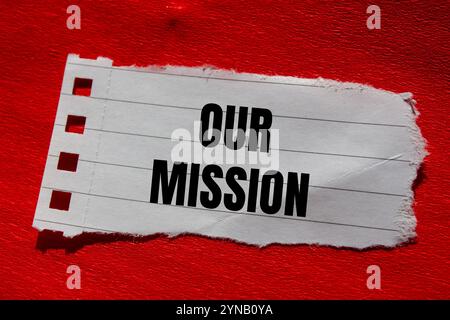 Unsere Botschaft auf gerissenem Papier mit rotem Hintergrund. Konzeptionelles unser Missionssymbol. Kopierbereich. Stockfoto