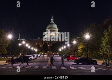 WASHINGTON DC - 17. NOVEMBER 2024: Touristen auf Zebraüberquerung vor dem Kapitol in Washington DC bei Nacht Touristen auf Zebraüberquerung i Stockfoto