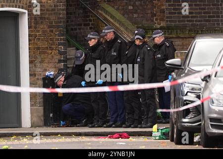 Polizisten am Tatort von Southern Grove in Ladbroke Grove, West London, nachdem ein achtjähriges Mädchen schwer verletzt wurde, als sie bei einem „schrecklichen Vorfall“ erschossen wurde. Das Kind, das sich jetzt in einem stabilen Zustand befindet, und ein ebenfalls verletzter 34-jähriger Mann wurden nach einem Schuss am Sonntag kurz nach 17:30 Uhr ins Krankenhaus gebracht. Bilddatum: Montag, 25. November 2024. Stockfoto