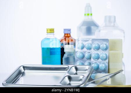 Medizinische Geräte zur Behandlung von Infektionen. Wundpflegeset. Medizinische Versorgung für Krankenschwestern. Conform Verband, Pinzette, Wattestäbchen, Alkohol. Stockfoto