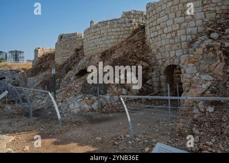 Kalksteinofen, der in der ersten Hälfte des 20. Jahrhunderts in einem Steinbruch bei Migdal Afek und Migdal Tzedek im Mirabel-Nationalpark bei Rosh verwendet wurde Stockfoto